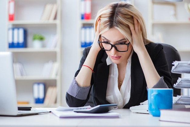 Femme d'affaires frustrée de travailler au bureau