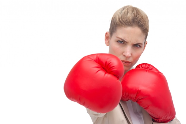 Femme d&#39;affaires avec des gants de boxe