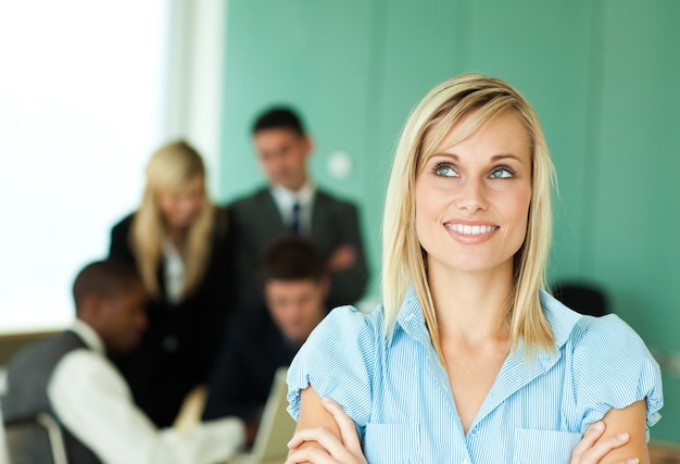 Femme d&#39;affaires avec des gens au travail