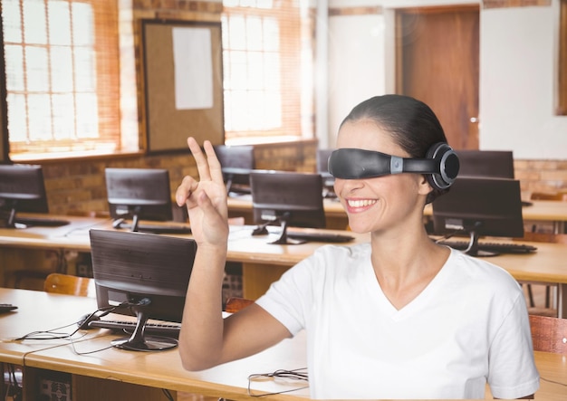 Femme d'affaires gesticulant lors de l'utilisation d'un casque de réalité virtuelle au bureau