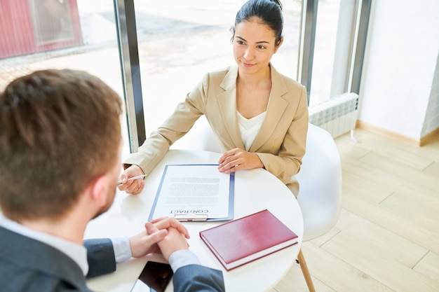 Femme d'affaires gestionnaire de réunion client