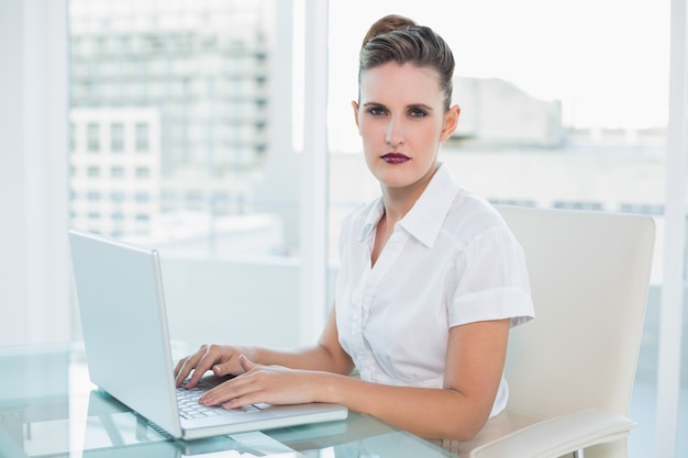 Femme d&#39;affaires grave travaillant à la maison