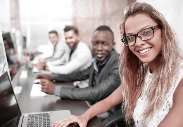 Femme d'affaires et un groupe d'employés dans la salle informatique