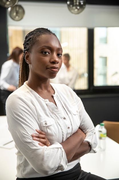 Femme d'affaires habilitée à coup moyen