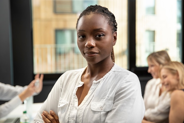 Femme d'affaires habilitée smiley coup moyen