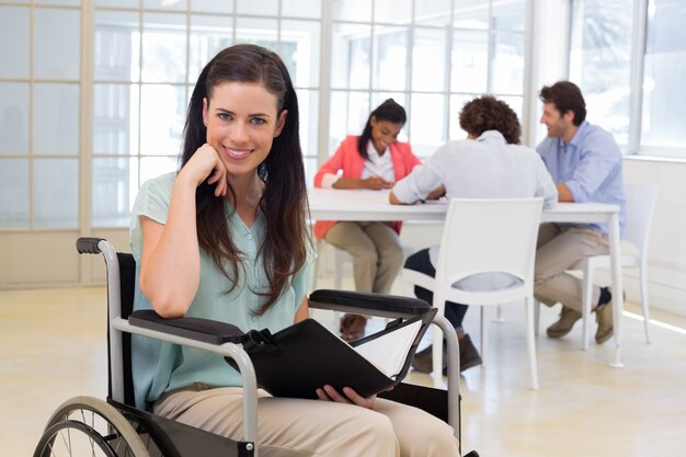 Femme d&#39;affaires handicapé attrayant au travail