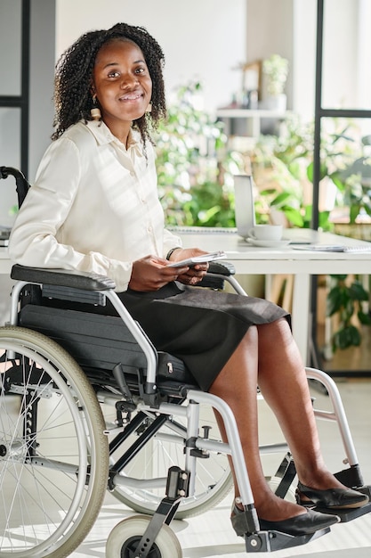 Femme d'affaires handicapée travaillant au bureau
