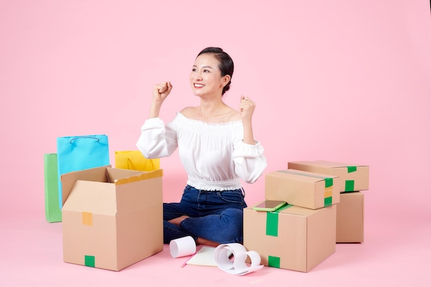 Femme d'affaires heureuse avec de nombreuses boîtes travaillant à la maison Concept de démarrage du propriétaire d'une petite entreprise