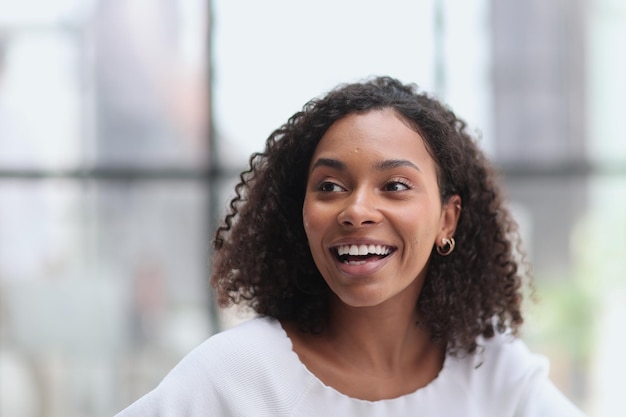 Femme d'affaires heureuse souriant à l'intérieur de l'immeuble de bureaux