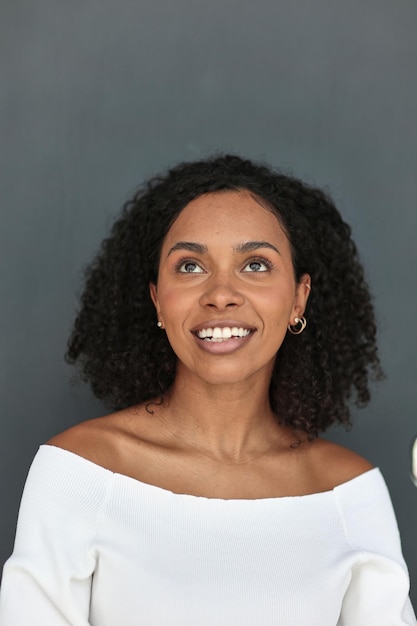 Femme d'affaires heureuse souriant à l'intérieur de l'immeuble de bureaux