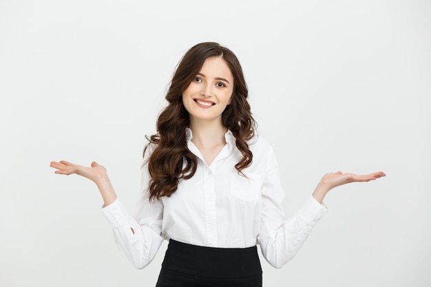 Femme d&#39;affaires heureuse et surprise montrant le produit.