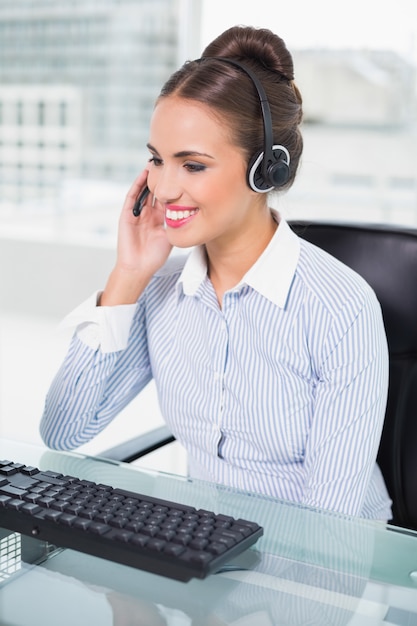 Femme d&#39;affaires heureux à l&#39;aide de casque