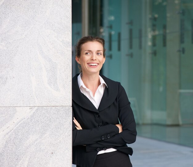 Femme d&#39;affaires heureux à l&#39;extérieur de l&#39;immeuble de bureaux