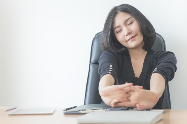 Femme d&#39;affaires heureux se détendre et s&#39;étendre dans le bureau