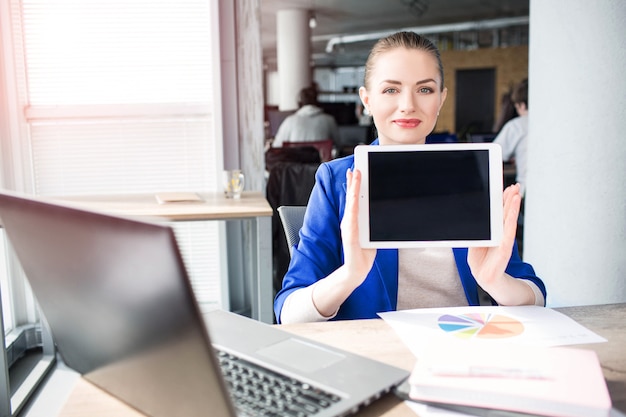 Femme D'affaires Heureux Tient Une Tablette