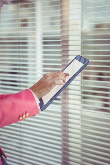 Femme d&#39;affaires hipster avec sa tablette