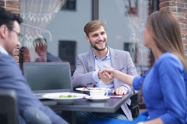 Femme d'affaires et homme d'affaires se serrant la main concept de partenariat