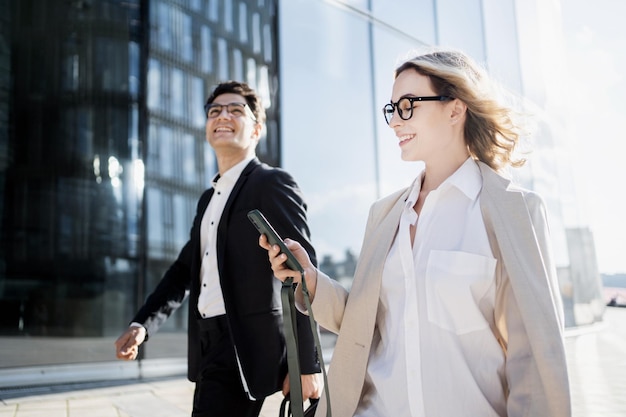 Une femme d'affaires et un homme communiquent sur le travail d'un collègue vont travailler dans un nouveau bureau