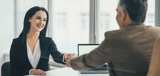 Photo la femme d'affaires et un homme parlant à la table du bureau