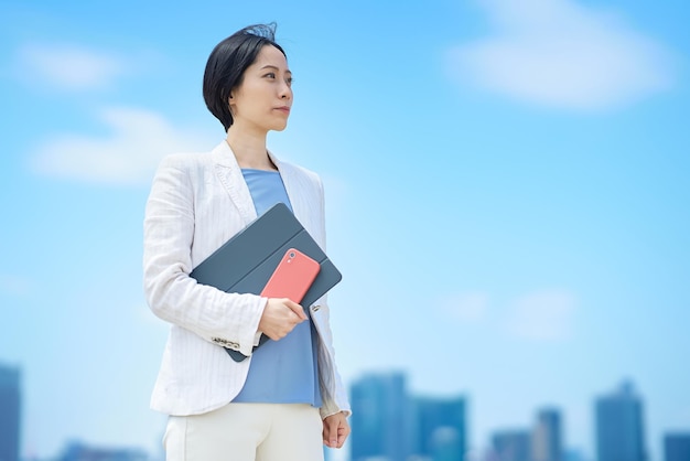 Femme d'affaires et horizon ensoleillé