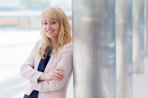 femme d&#39;affaires intelligente et confiante sourire et debout