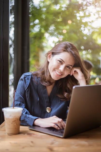 Femme d&#39;affaires intelligente travaille avec l&#39;ordinateur