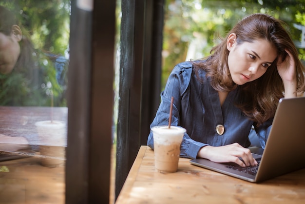 Femme d&#39;affaires intelligente travaille avec l&#39;ordinateur