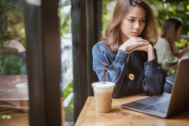 Femme d&#39;affaires intelligente travaille avec l&#39;ordinateur