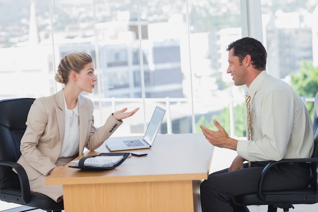 Femme d&#39;affaires interviewer un homme d&#39;affaires souriant