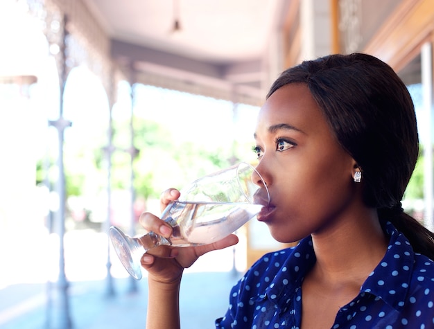 Femme d&#39;affaires jeune eau potable