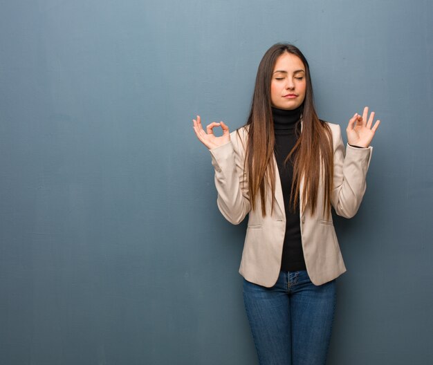 Femme d'affaires jeune effectuant du yoga