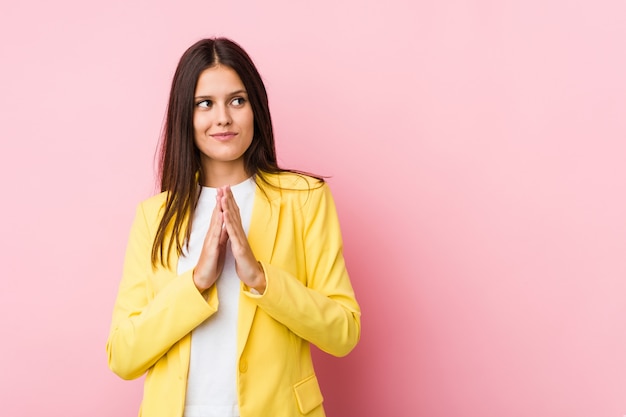 Femme d'affaires jeune établissant un plan à l'esprit, mettant en place une idée.