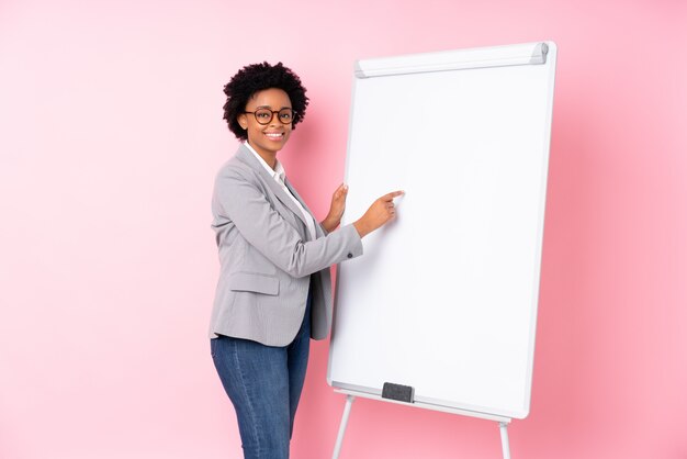 Femme d'affaires jeune sur mur isolé