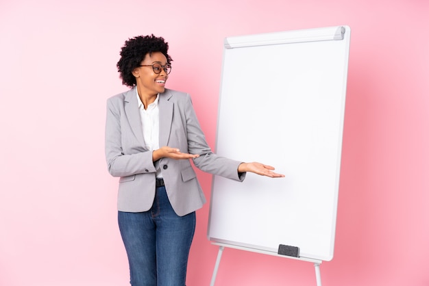 Femme d'affaires jeune sur mur isolé