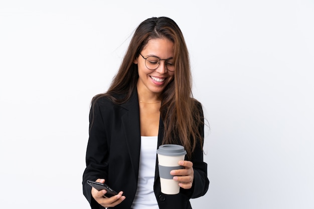 Femme d'affaires jeune sur mur isolé