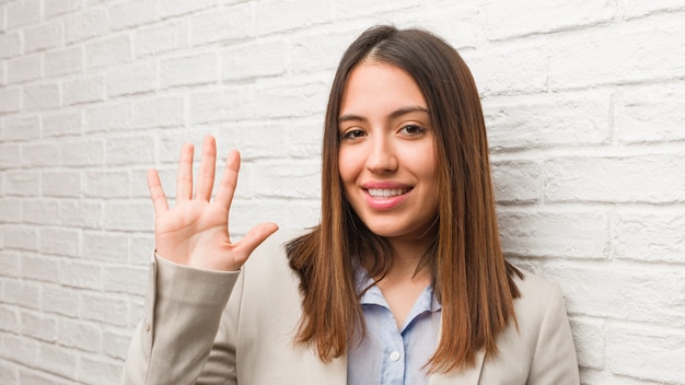 Femme d&#39;affaires jeune numéro cinq