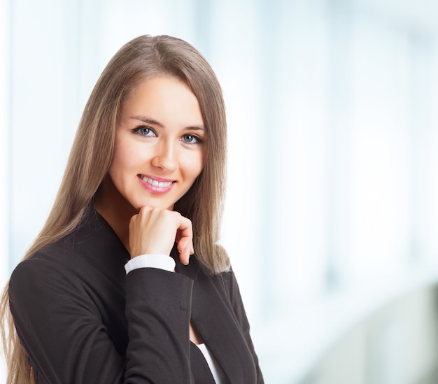 Femme d'affaires jeune, séduisante et prospère, impatiente avec confiance.