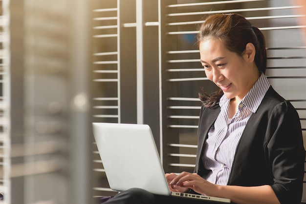 Femme d&#39;affaires jeune travaillant sur ordinateur portable