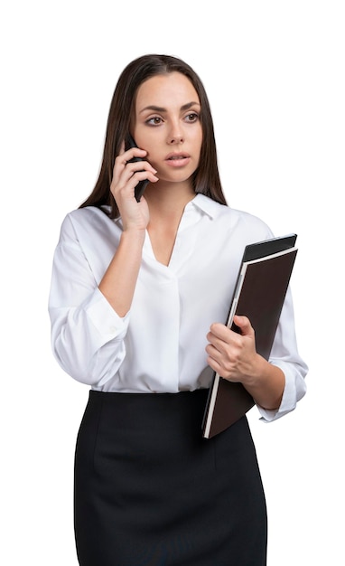 Femme d'affaires en jupe avec téléphone isolé sur fond blanc