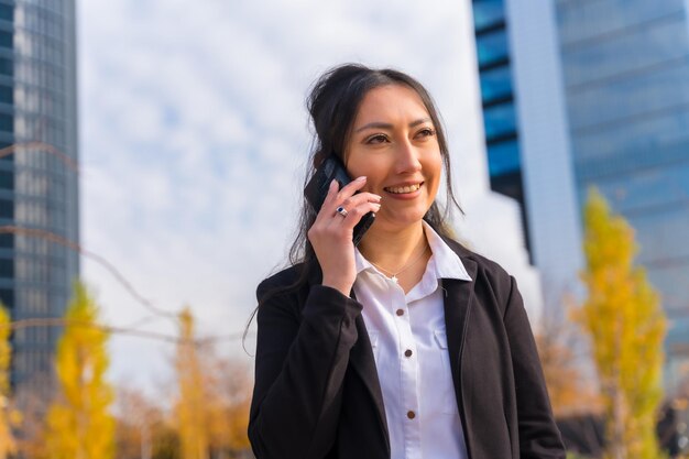 Femme d'affaires latine portrait d'entreprise parc d'affaires doux au téléphone