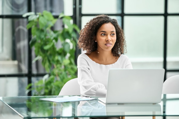 Femme d'affaires sur le lieu de travail au bureau