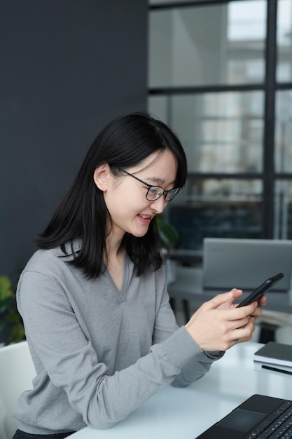 Femme d'affaires lisant un message sur un smartphone