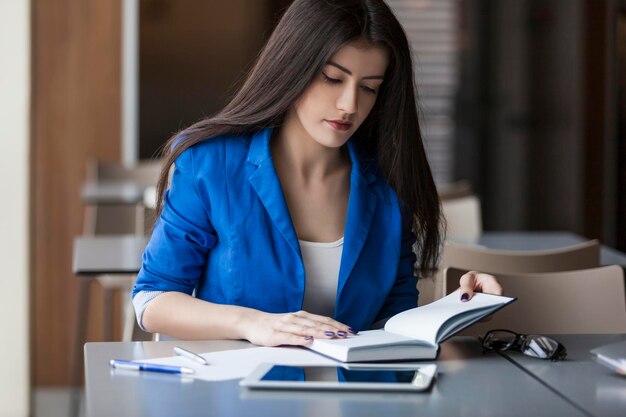 Une femme d'affaires lisant un planificateur.