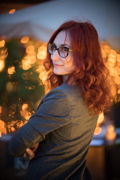 Une femme d'affaires à lunettes debout avec les bras croisés