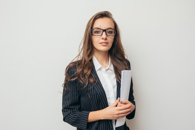 Femme affaires, lunettes, papiers, blanc