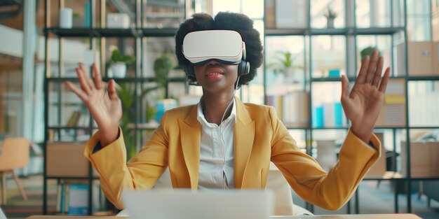 Une femme d'affaires en lunettes VR lors d'une conférence virtuelle