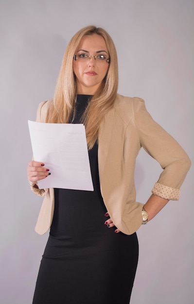 Femme d'affaires à lunettes