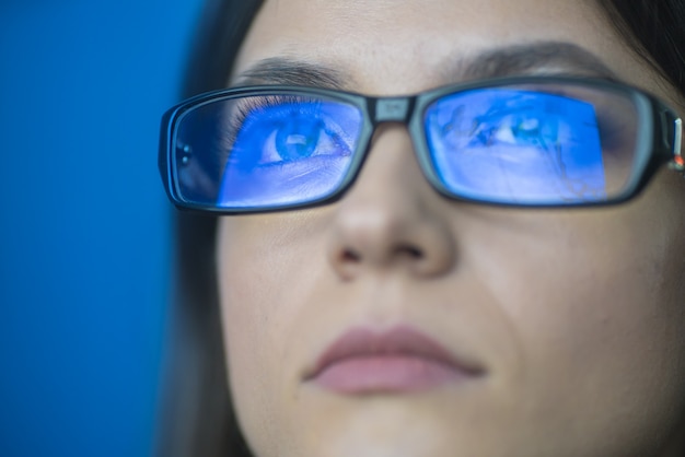 La femme d'affaires à lunettes