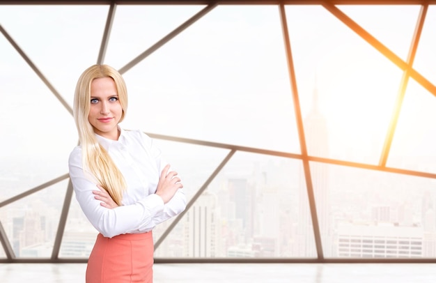 Femme d'affaires avec les mains croisées