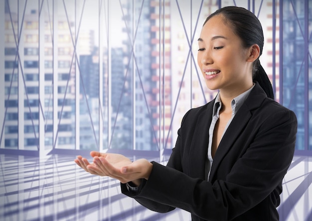 Photo femme d'affaires avec les mains paume ouverte au bureau de la ville